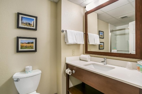Aspire Hotel and Suites image 12