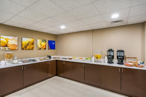 Aspire Hotel and Suites image 4