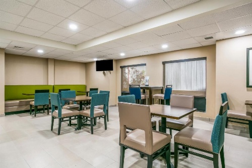 Aspire Hotel and Suites image 5